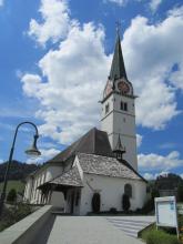 Das Beinhaus von Hasle, dahinter die Pfarrkirche St. Stephan