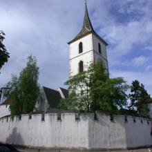 Wehrkirche mit Ringmauer 