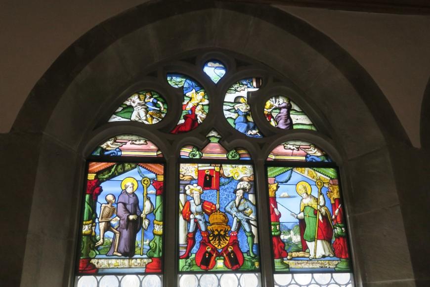 Standesscheibe Glarus. Links der hl. Fridolin, in der Mitte Wappenhalter mit dem Wappen von Glarus vom Reichswappen überhöht, rechts der hl. Hilarius, oben der Kindermord von Bethlehem 