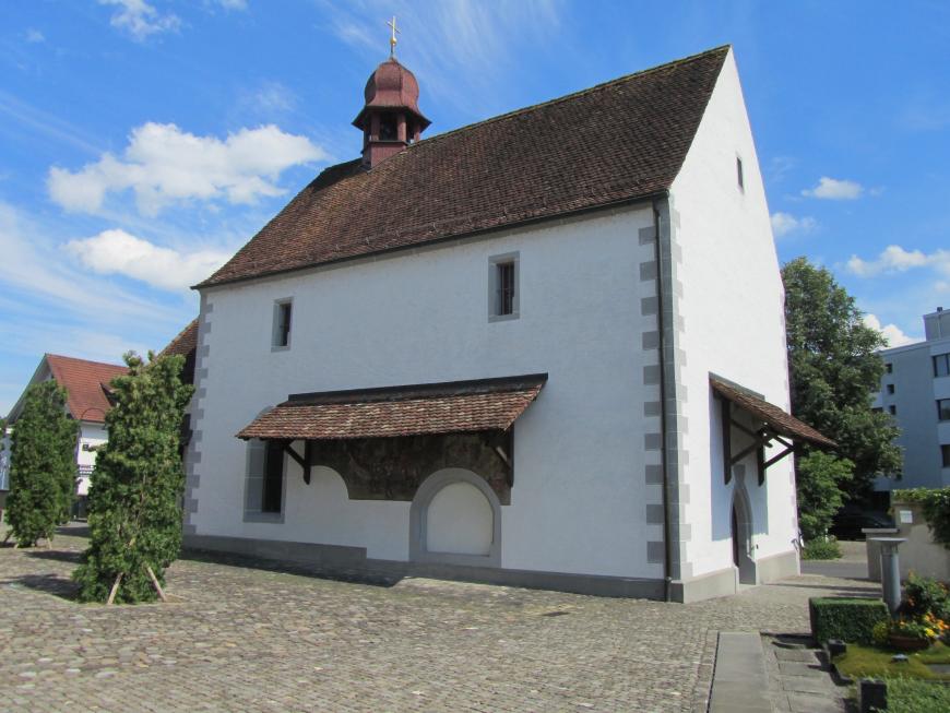 Das zweigeschossige Beinhaus St. Anna mit dem Bild der Dankbaren Toten (unter dem seitlichen Vordach). Darunter das später geschlossene Andachtsfenster.