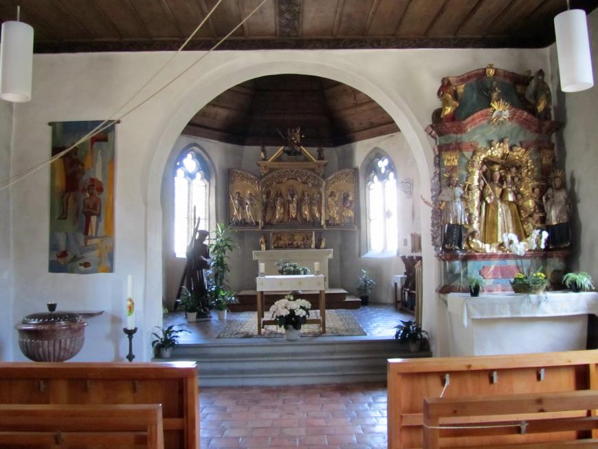 Blick vom Schiff in den Chorraum der Beinhauskapelle.